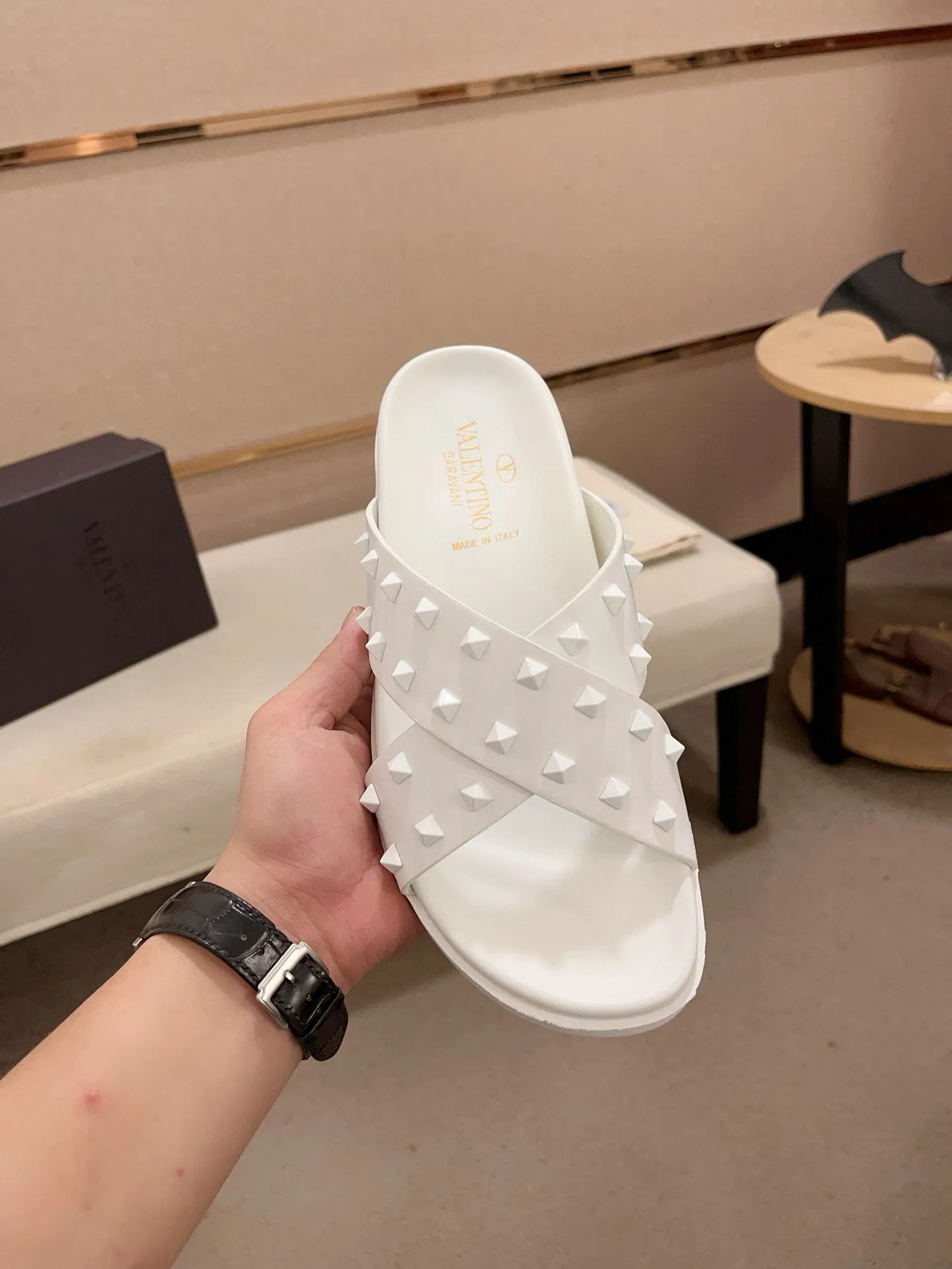 Men's shoes💰: 440💰[Valentino] New men's boutique slippers, counter quality, classic plaid, the actual workmanship is quite complex🔰The uppers are made of imported fabrics➕🐑Sheepskin lining, which tests the craftsman's craftsmanship➕original PU outsole. Size: 38-44 (45 can be customized, non-refundable)